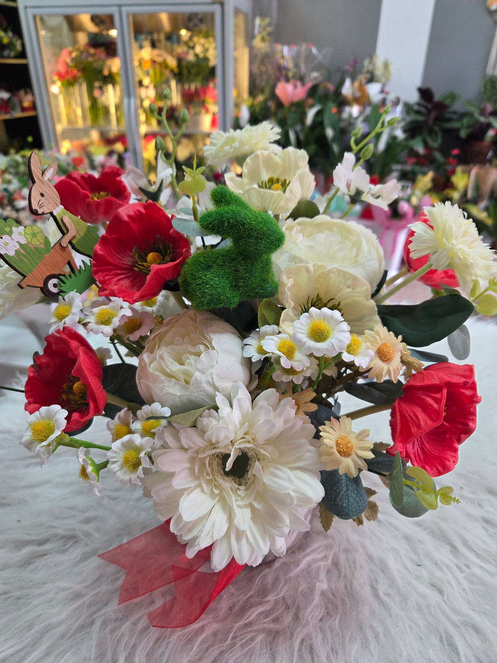 Aranjament de Paște cu flori artificiale în vas ceramic, decor festiv elegant pentru masa de sărbători, în stil primăvăratic și rafinat.