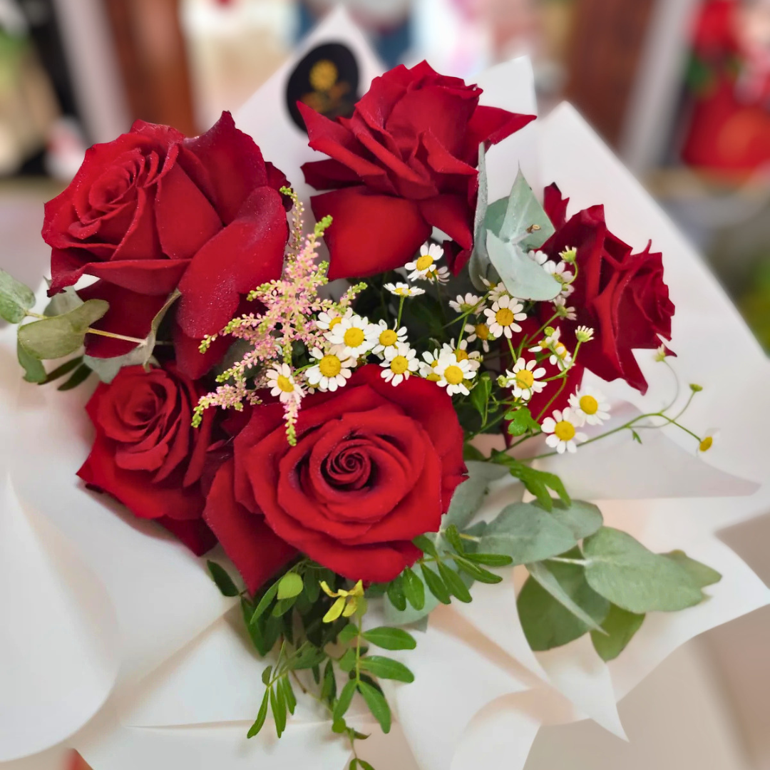 Buchet cu 5 trandafiri roșii proaspeți, ambalat elegant, cadou romantic perfect pentru aniversări și ocazii speciale în Botoșani.