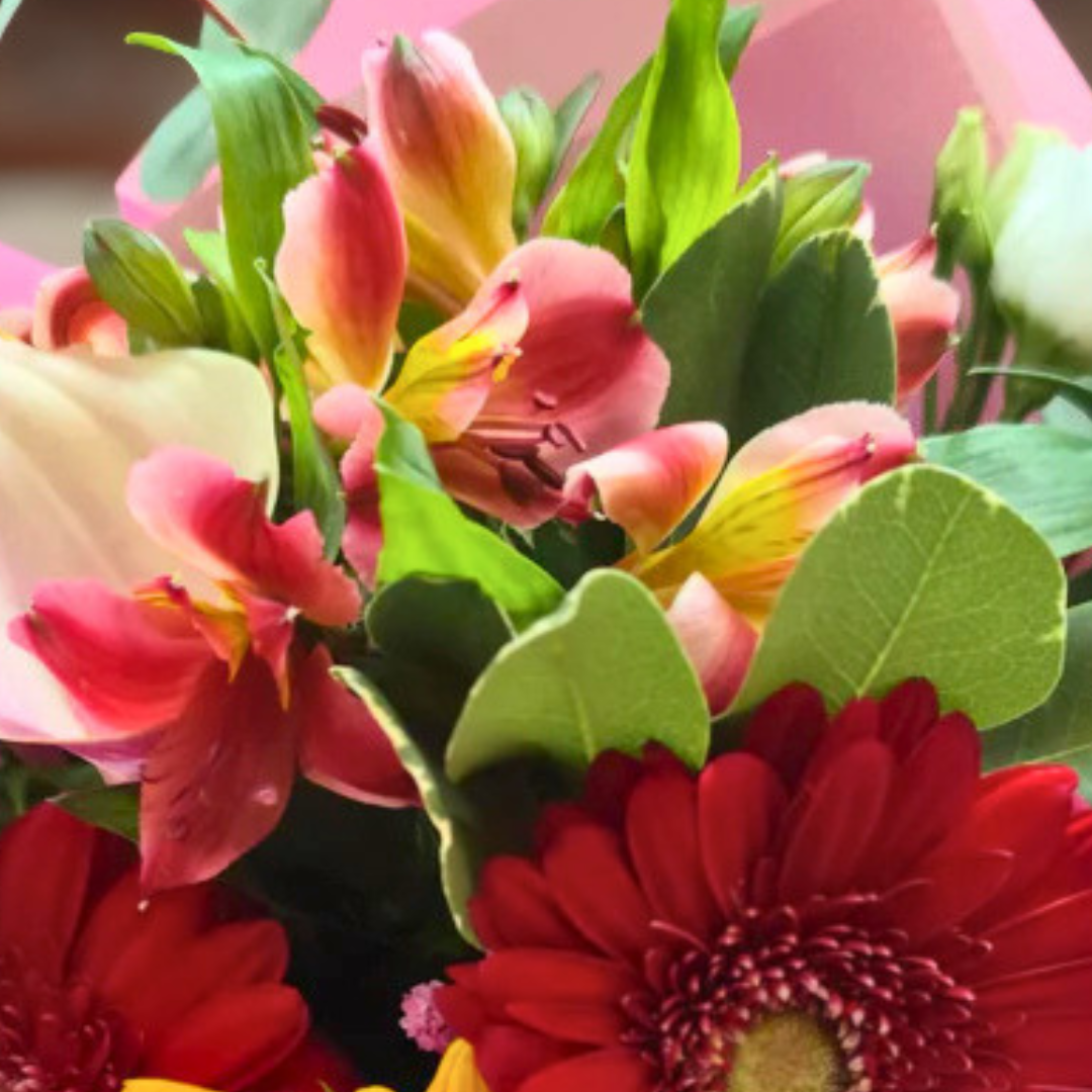 Buchet Flori Trandafiri Floarea Soarelui Gerbera Eustoma Cala