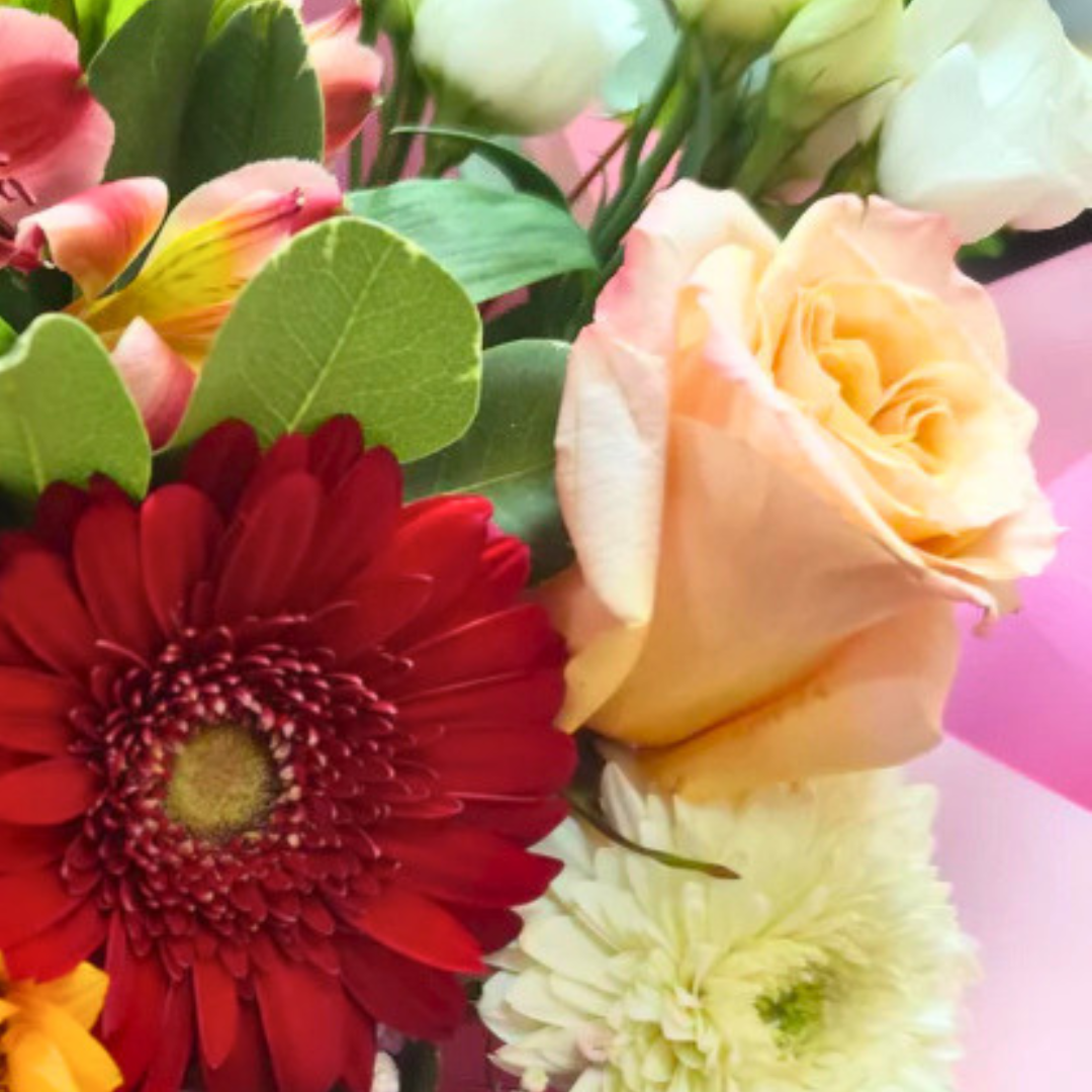 Buchet cu trandafiri, floarea soarelui, gerbera, alstroemeria, eustoma si cala, ideal pentru cadouri si ocazii speciale. Livrare rapida in Botosani.