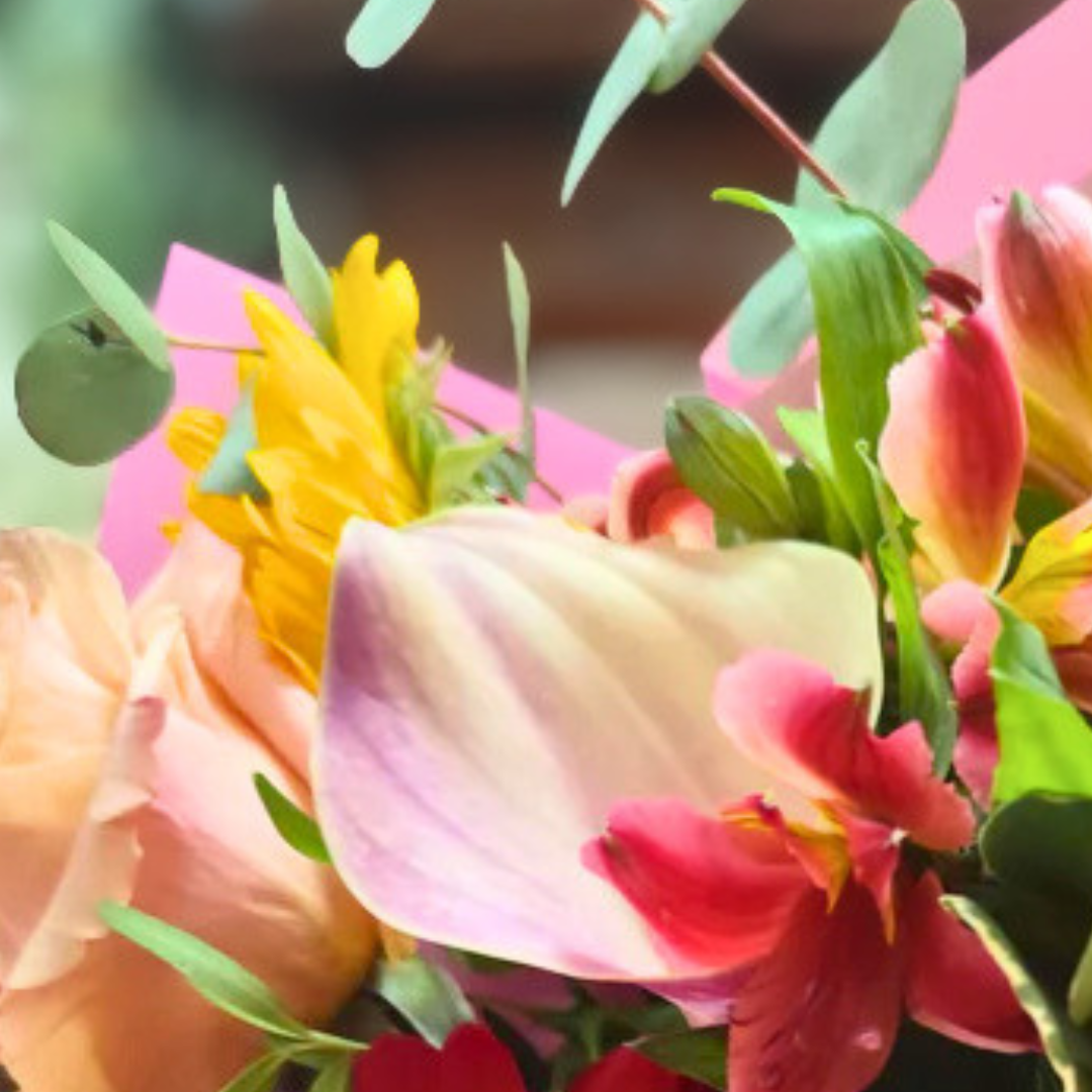 Buchet cu trandafiri, floarea soarelui, gerbera, alstroemeria, eustoma si cala, ideal pentru cadouri si ocazii speciale. Livrare rapida in Botosani.