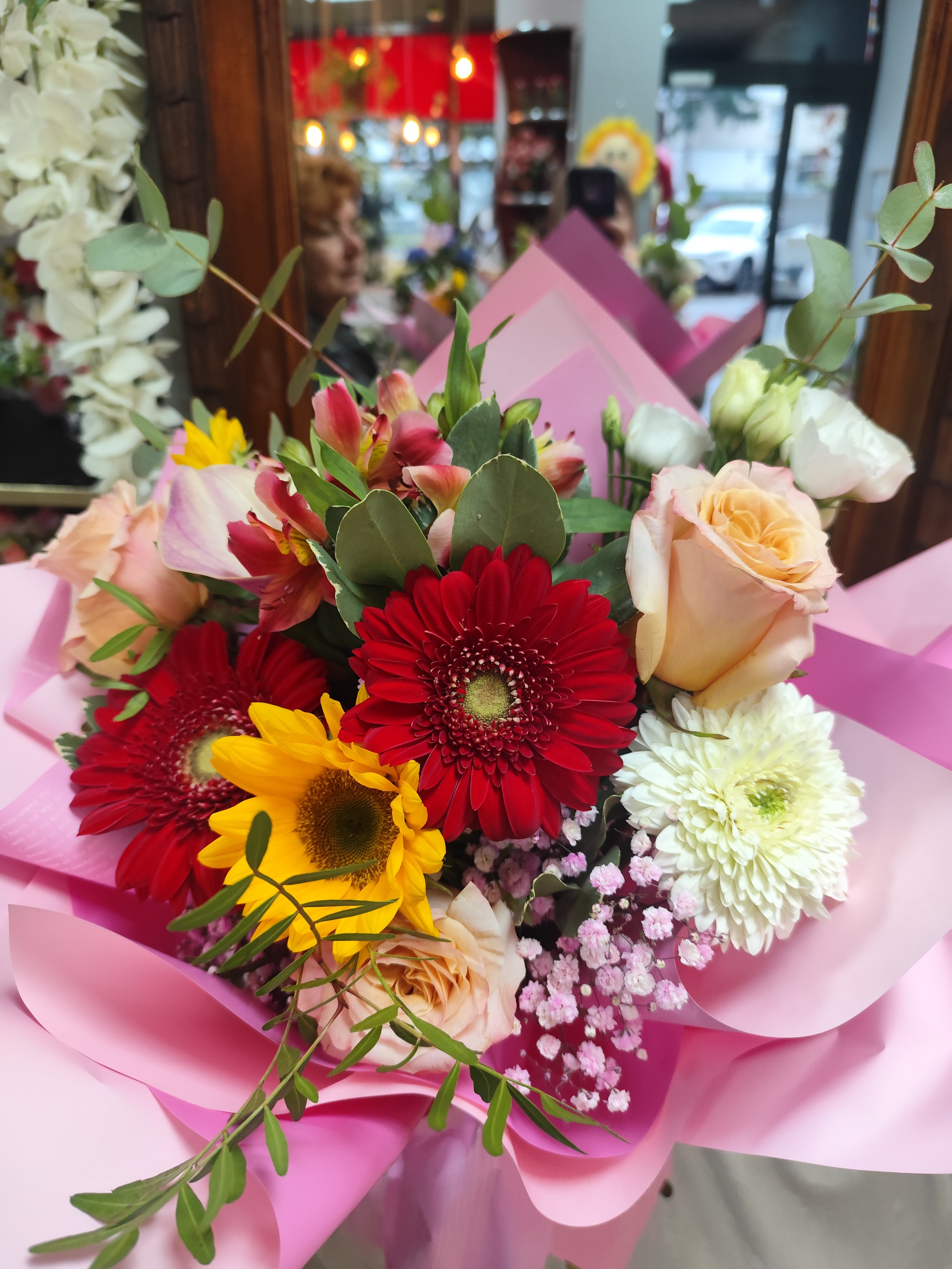Buchet de flori trandafiri,floarea soarelui,gerbera,alstromeria,  eustoma și frumoasă cala