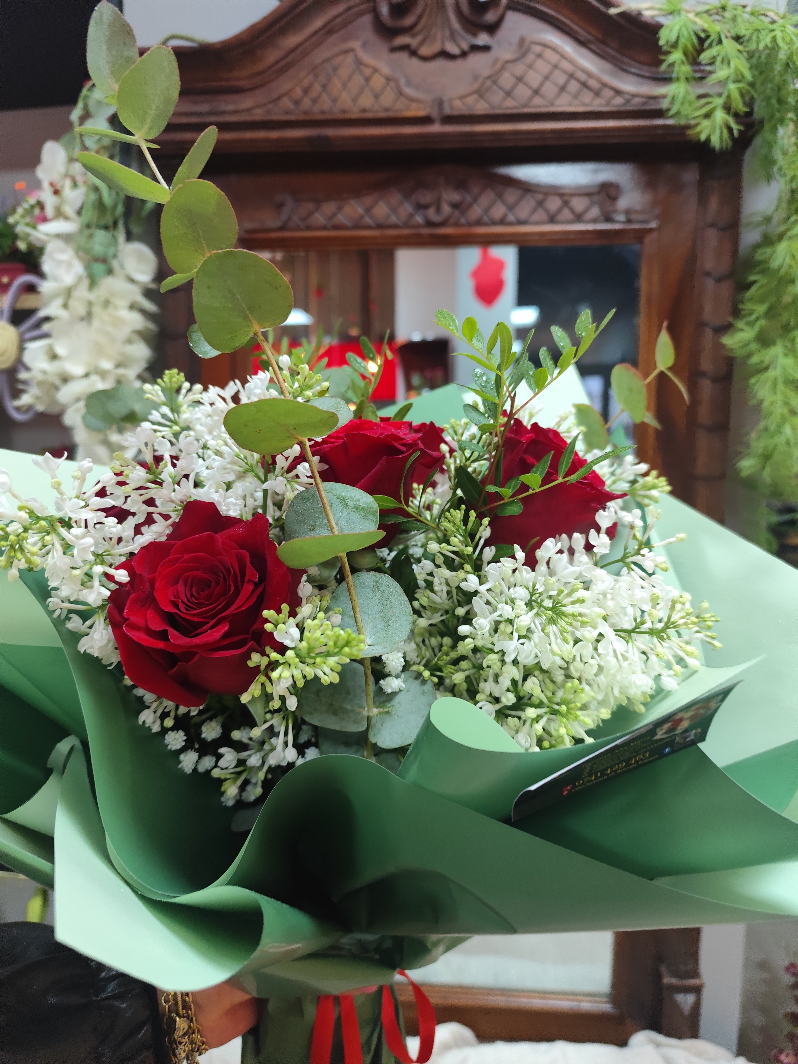 Buchet trandafiri,liliac și eucalipt
