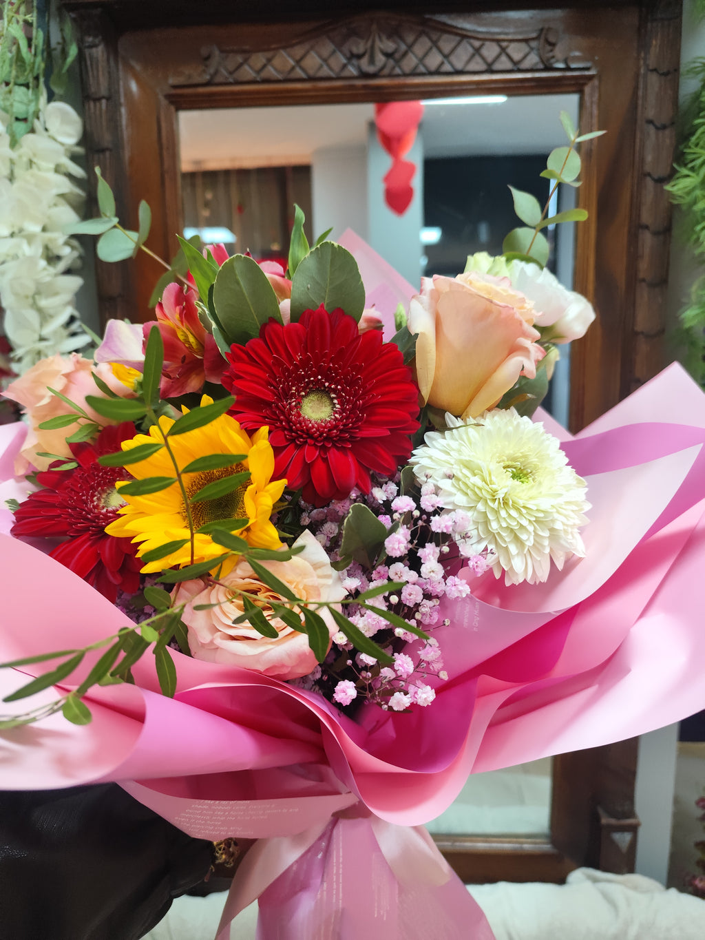 Buchet de flori trandafiri,floarea soarelui,gerbera,alstromeria,  eustoma și frumoasă cala