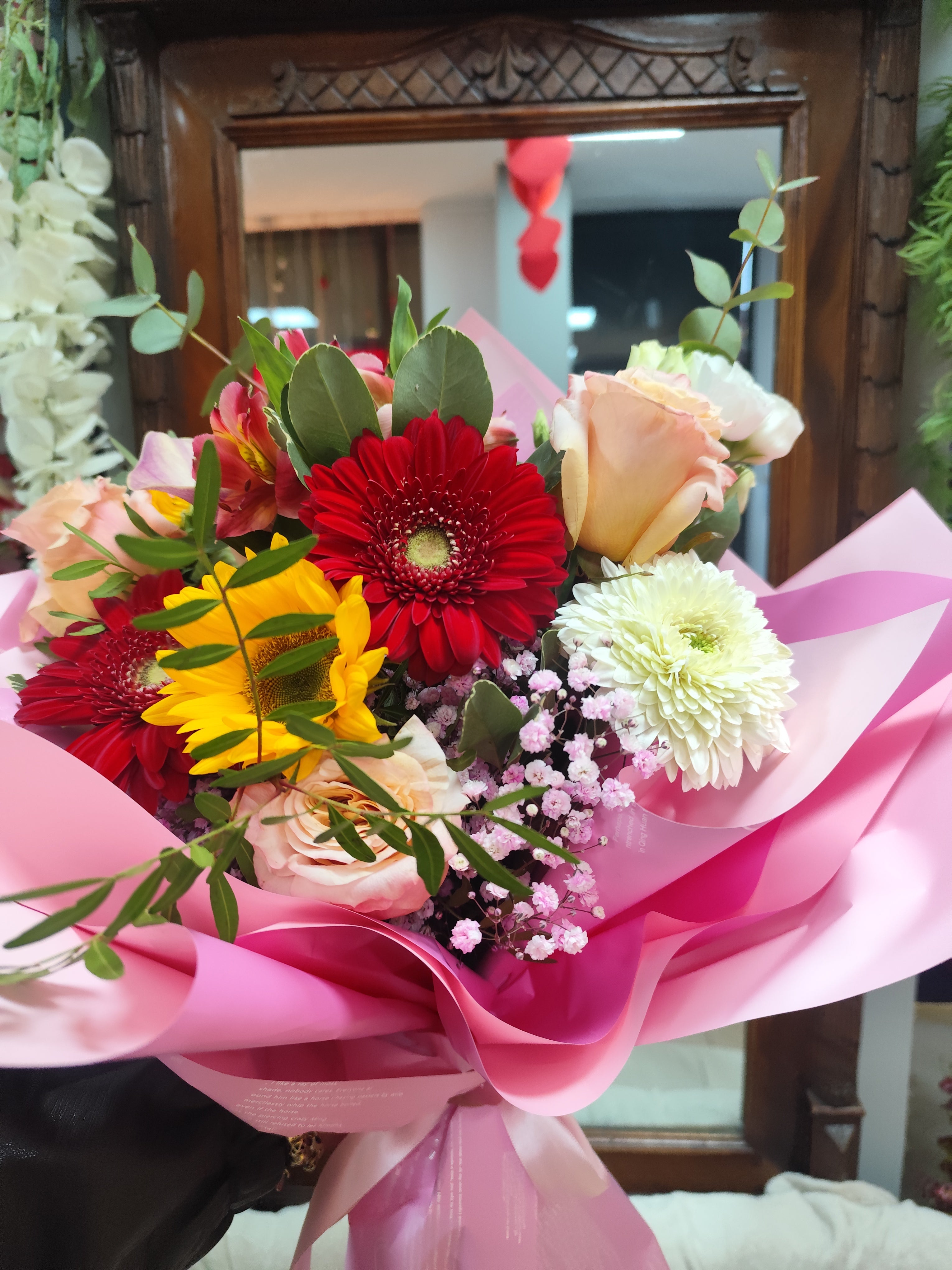 Buchet de flori trandafiri,floarea soarelui,gerbera,alstromeria,  eustoma și frumoasă cala