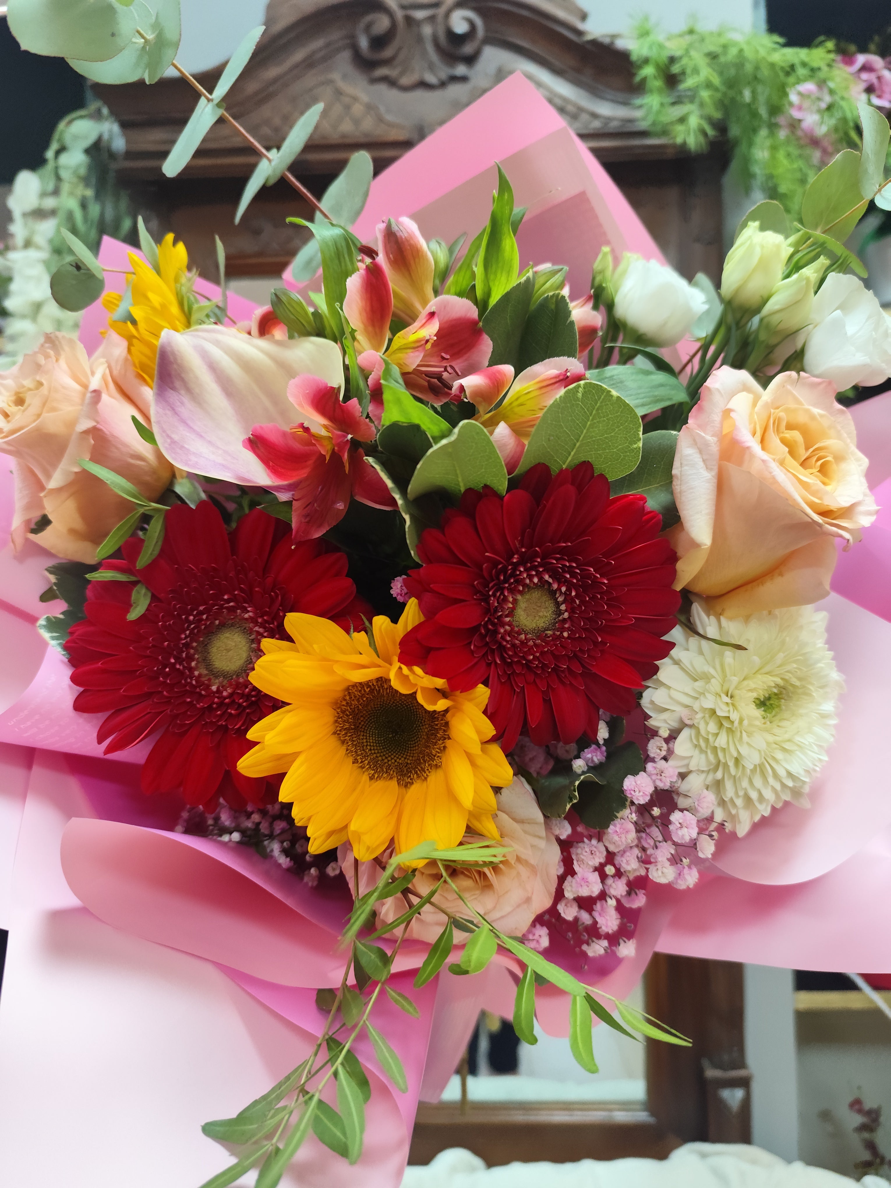 Buchet de flori trandafiri,floarea soarelui,gerbera,alstromeria,  eustoma și frumoasă cala