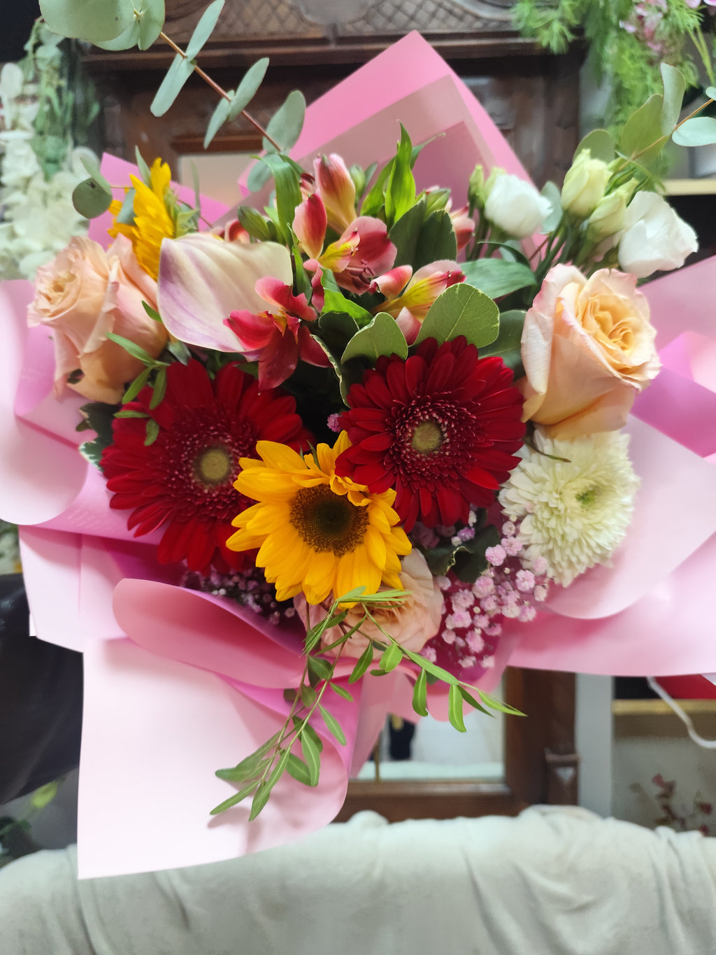 Buchet de flori trandafiri,floarea soarelui,gerbera,alstromeria,  eustoma și frumoasă cala
