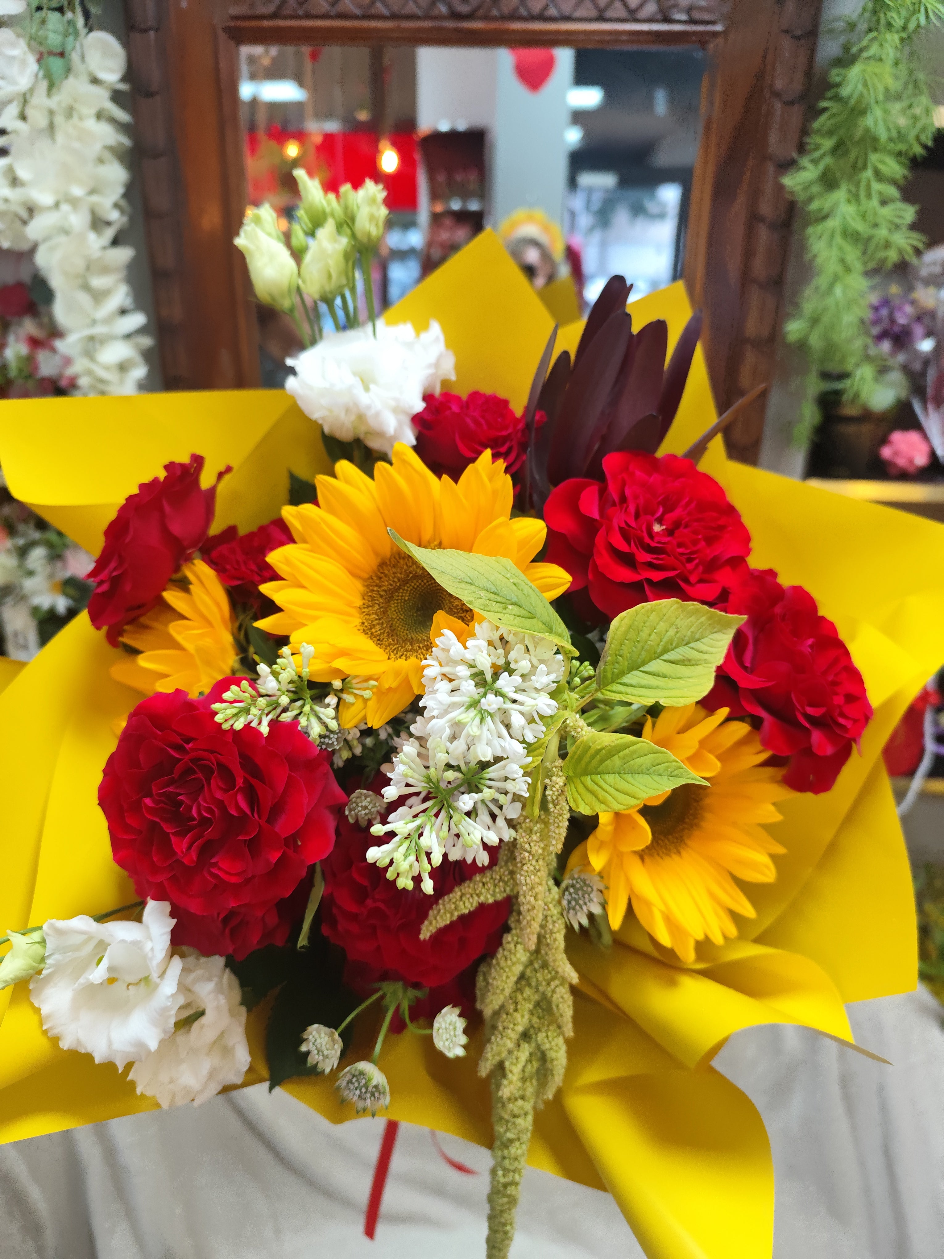 Buchet de toamna trandafiri roșii,eustoma,floarea soarelui,și minunatul amaranthus