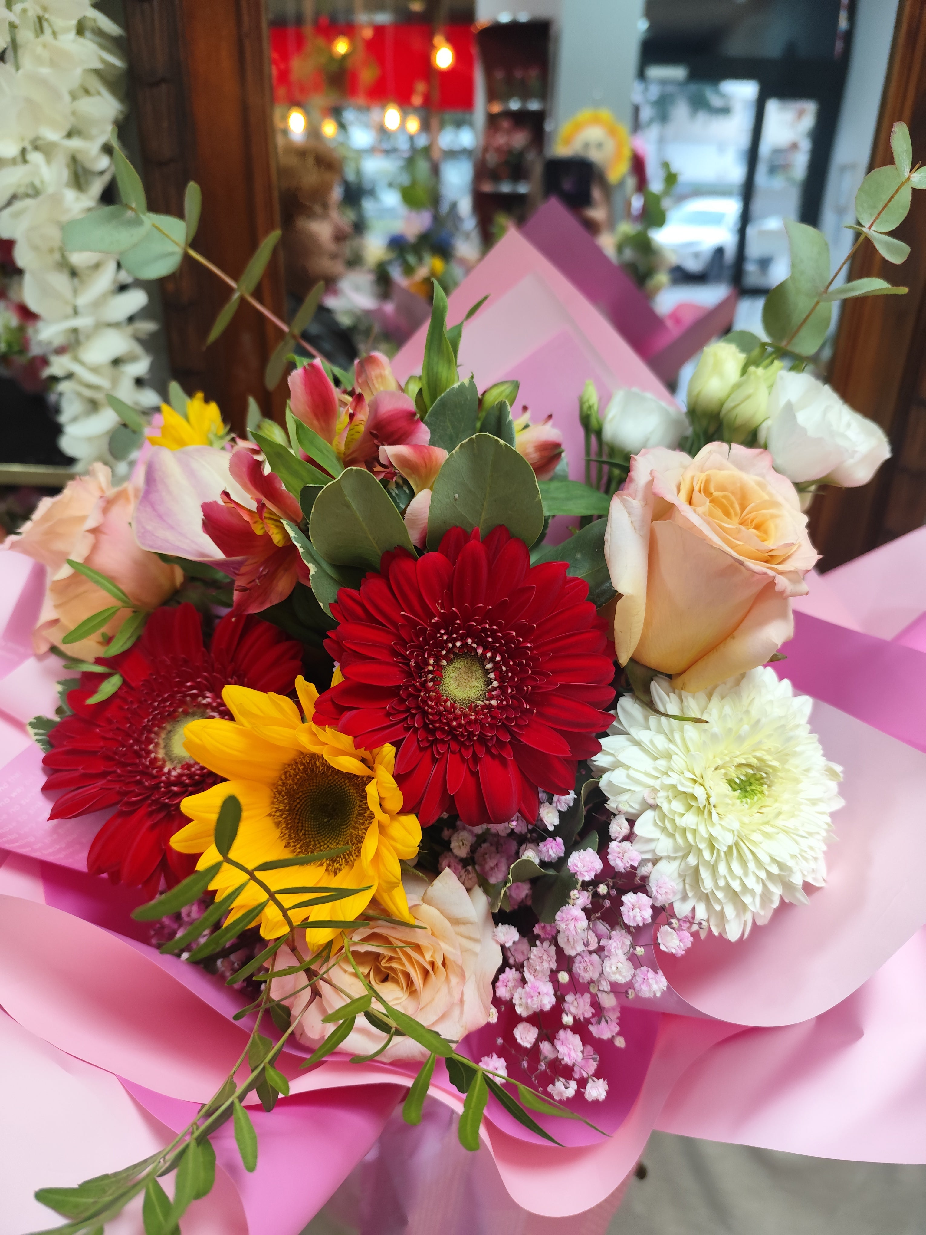 Buchet de flori trandafiri,floarea soarelui,gerbera,alstromeria,  eustoma și frumoasă cala