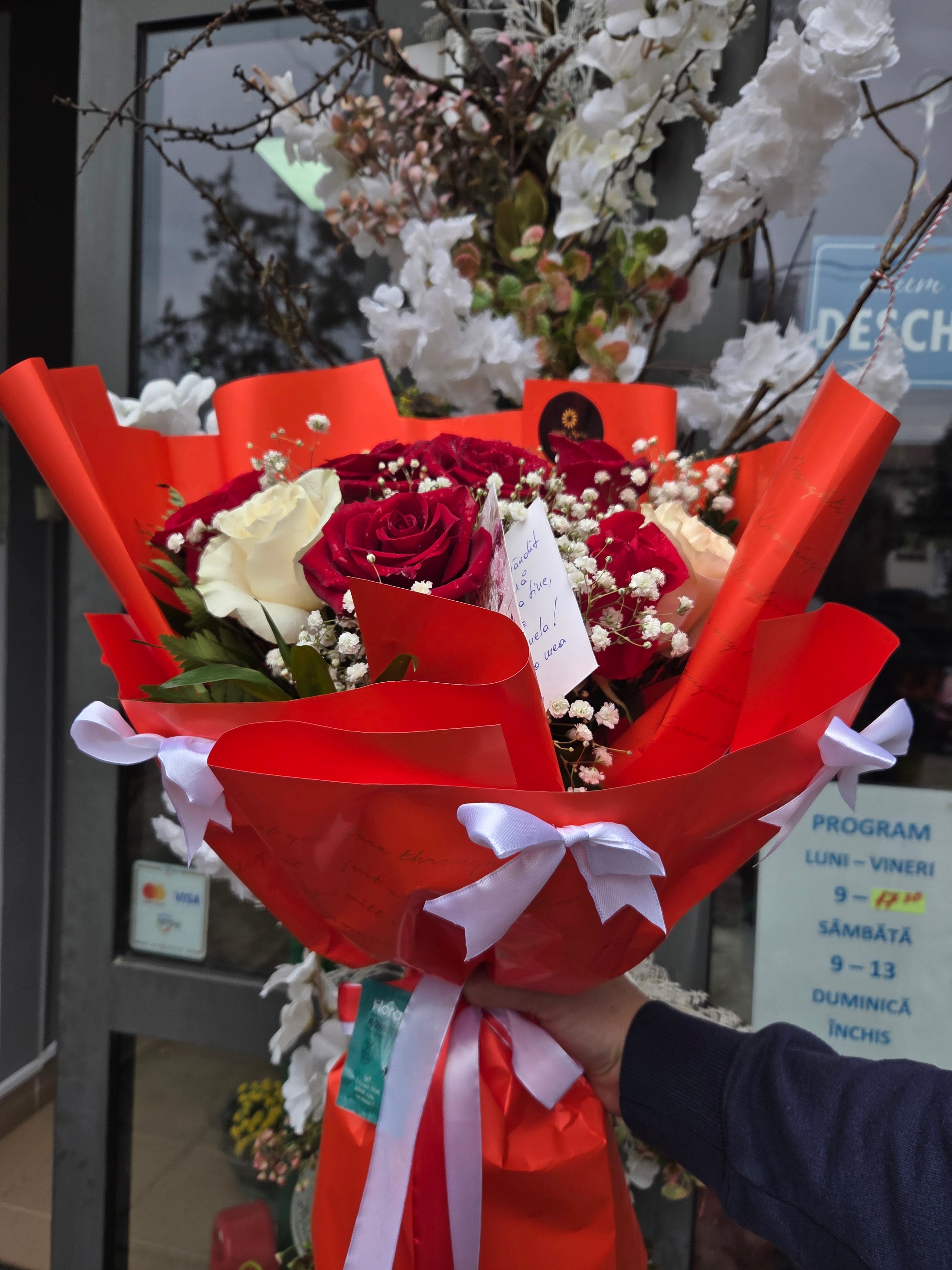 Buchet din trandafiri roșii si albi!