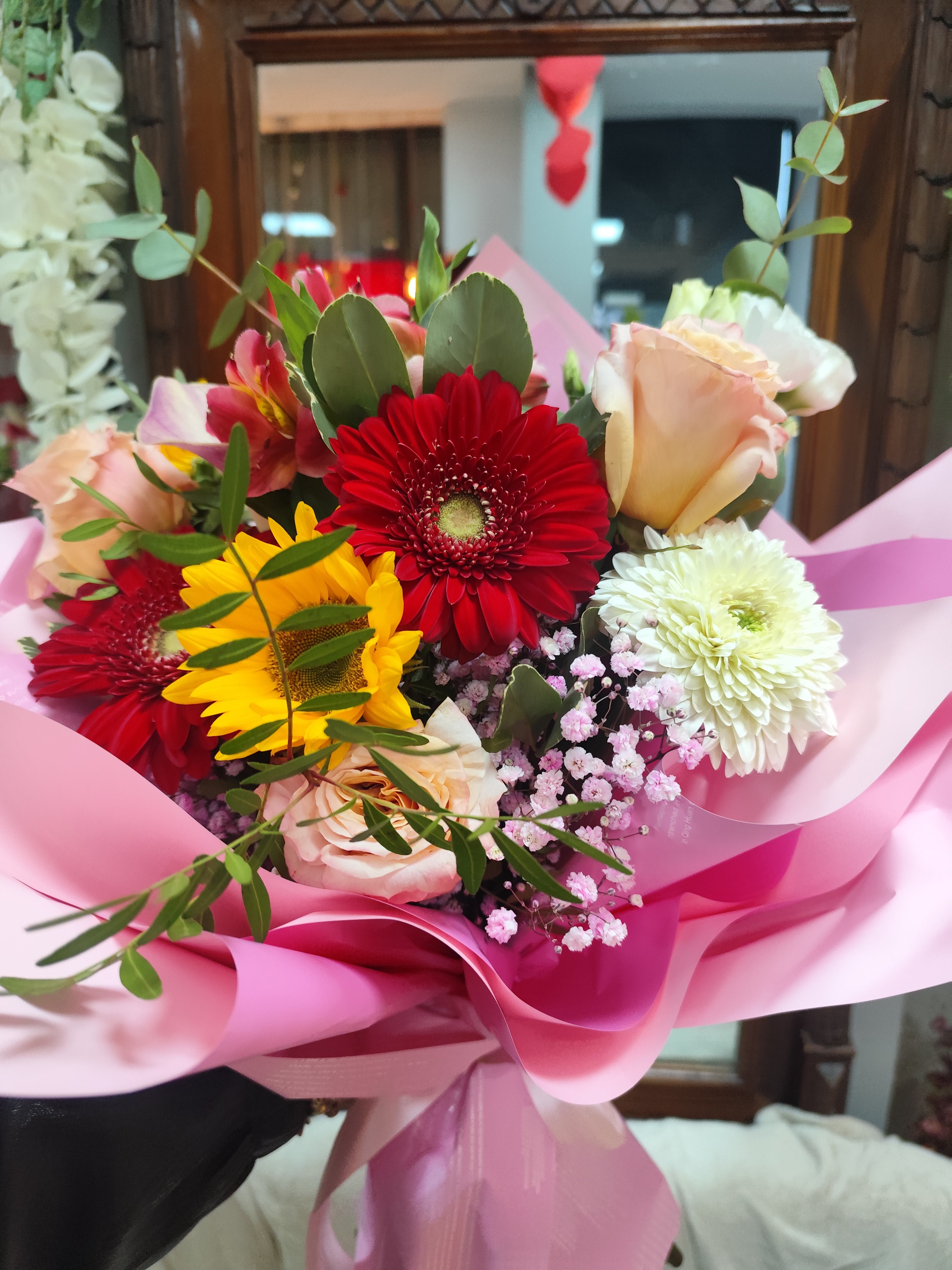 Buchet de flori trandafiri,floarea soarelui,gerbera,alstromeria,  eustoma și frumoasă cala