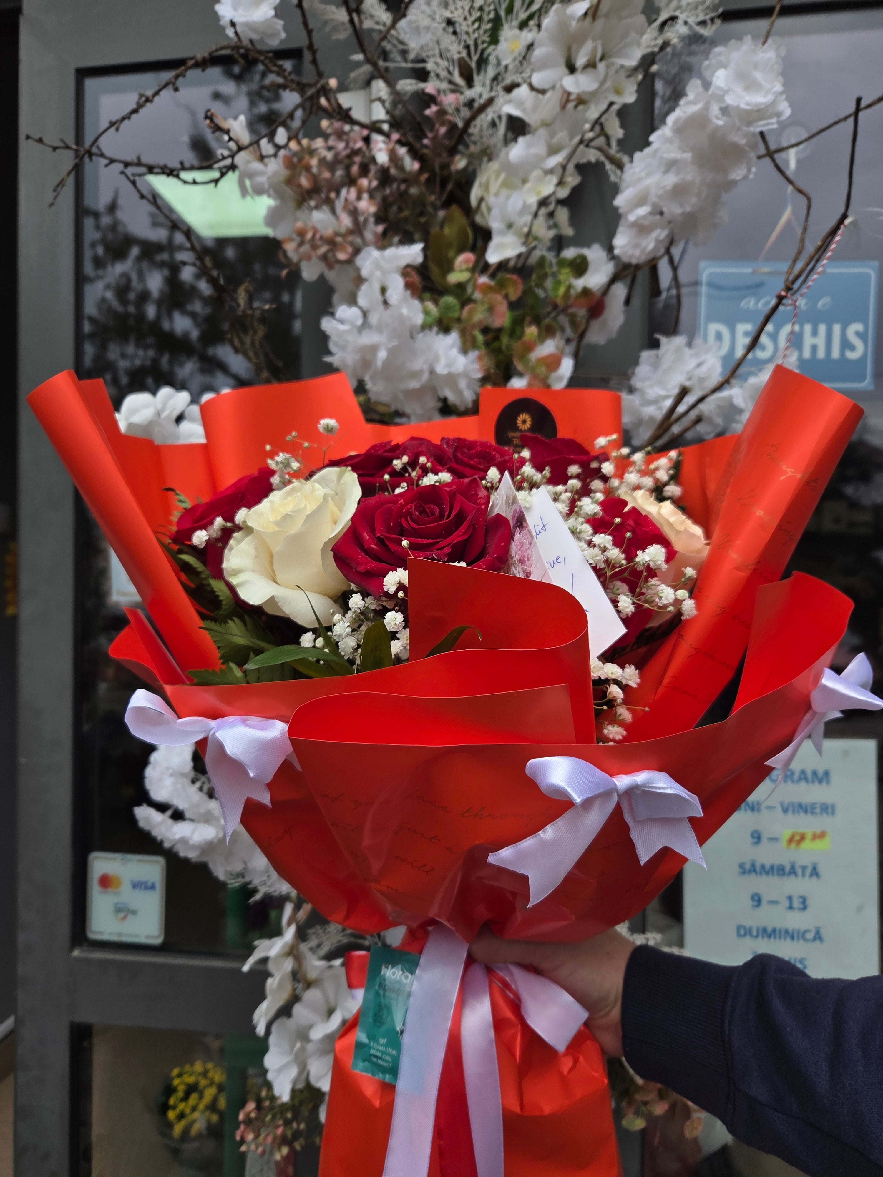 Buchet din trandafiri roșii si albi!