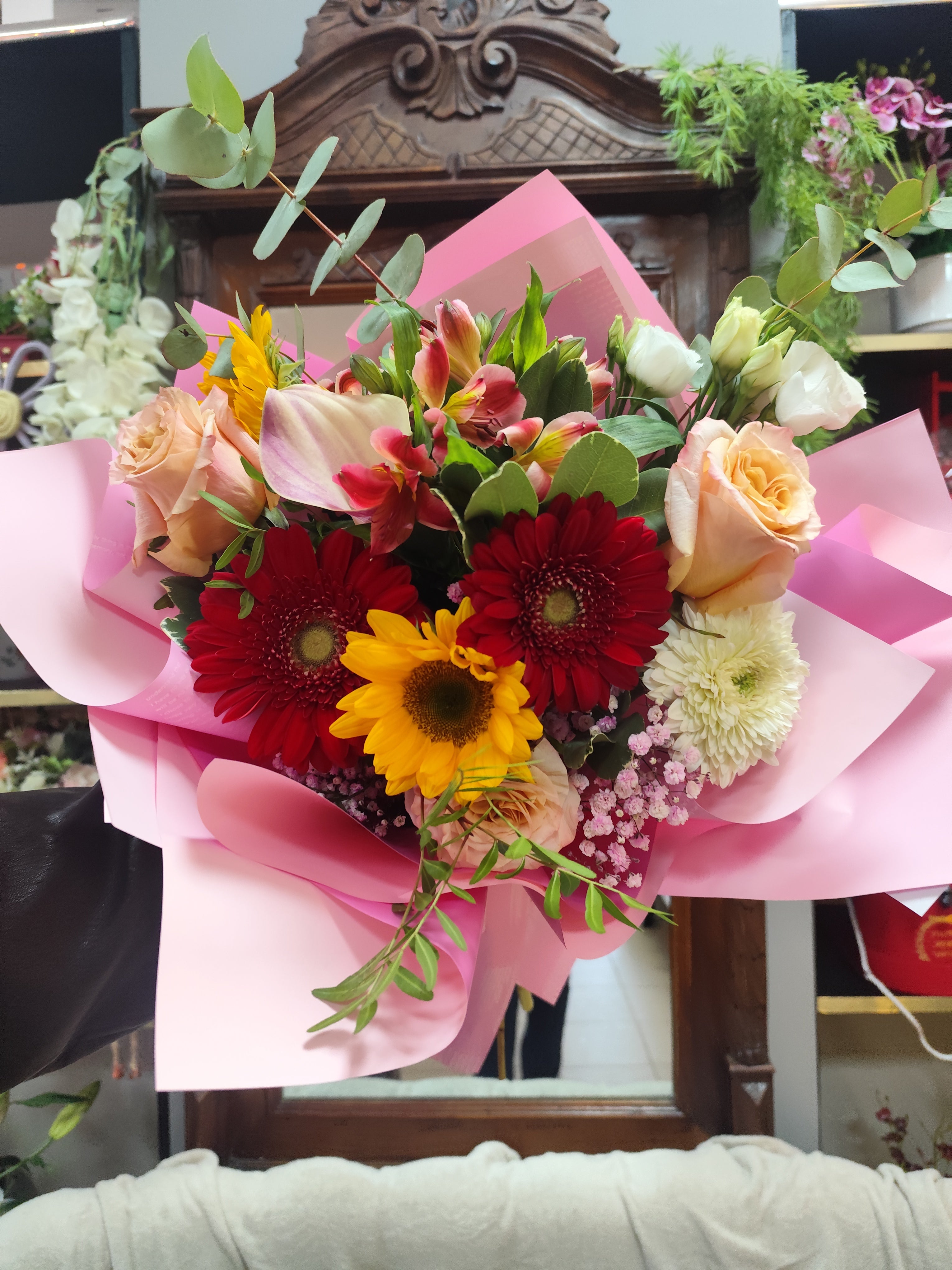 Buchet de flori trandafiri,floarea soarelui,gerbera,alstromeria,  eustoma și frumoasă cala