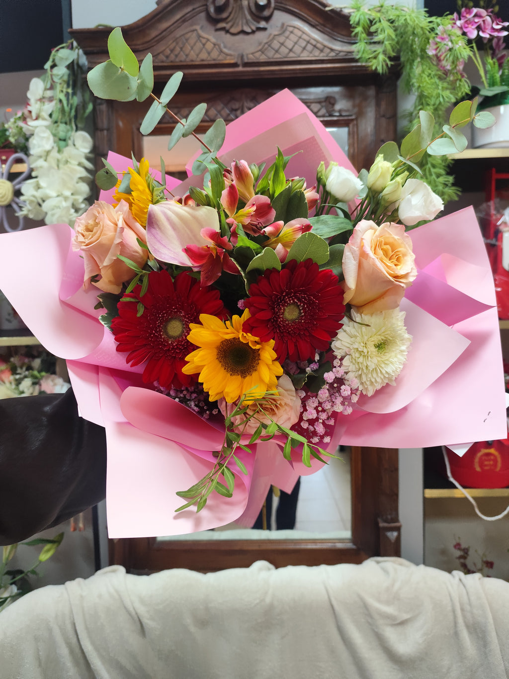 Buchet de flori trandafiri,floarea soarelui,gerbera,alstromeria,  eustoma și frumoasă cala