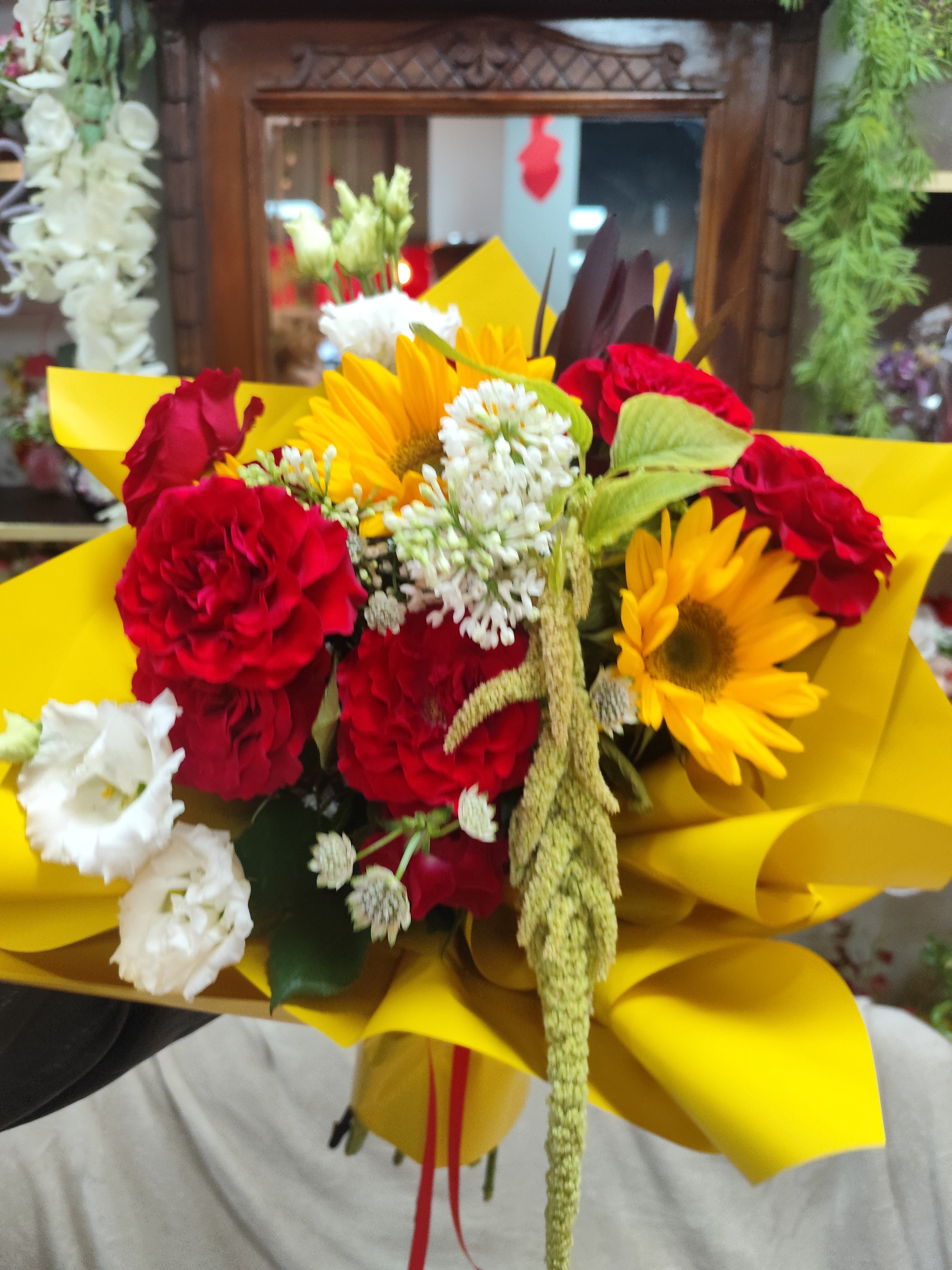 Buchet de toamna trandafiri roșii,eustoma,floarea soarelui,și minunatul amaranthus