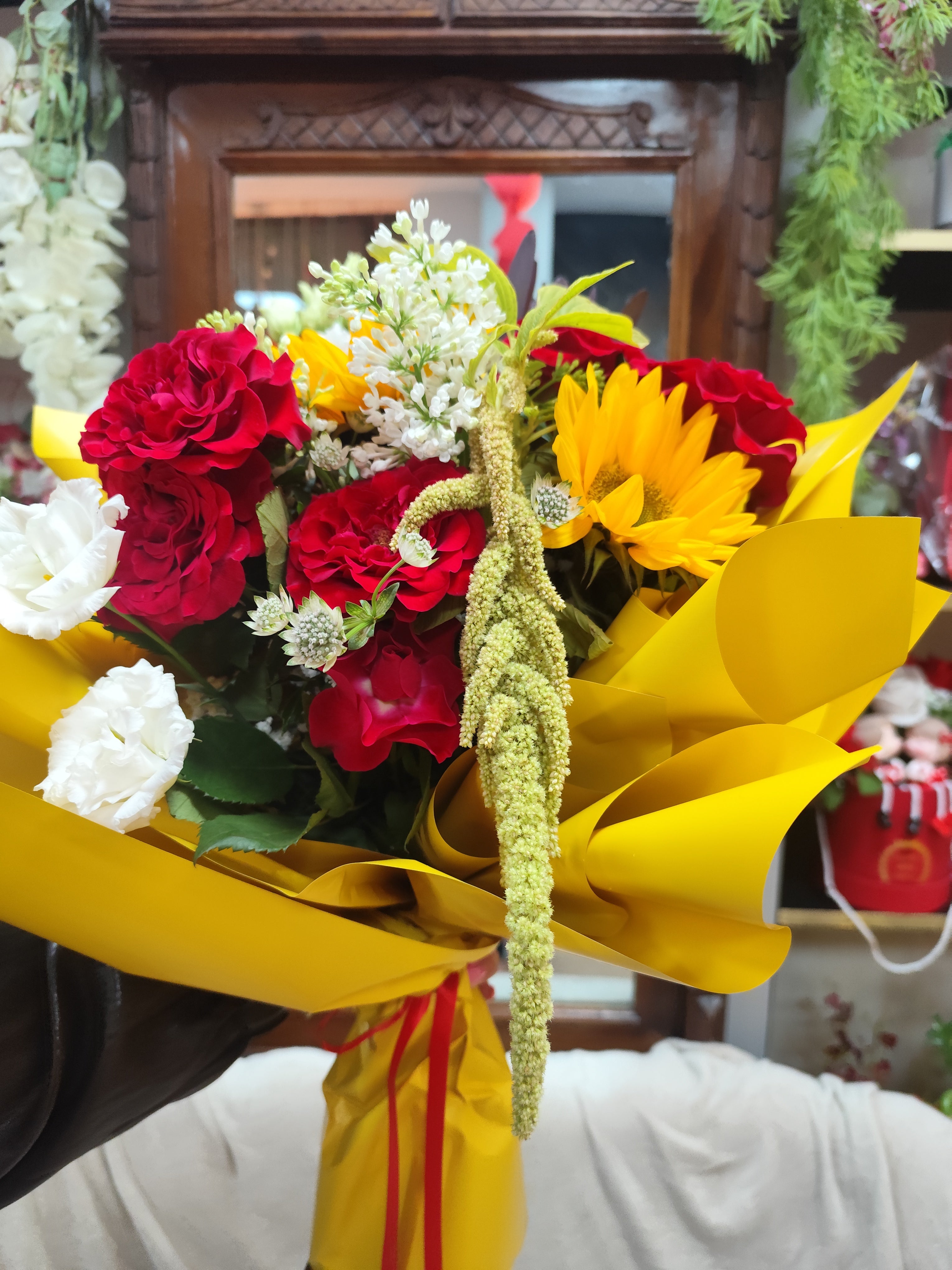 Buchet de toamna trandafiri roșii,eustoma,floarea soarelui,și minunatul amaranthus